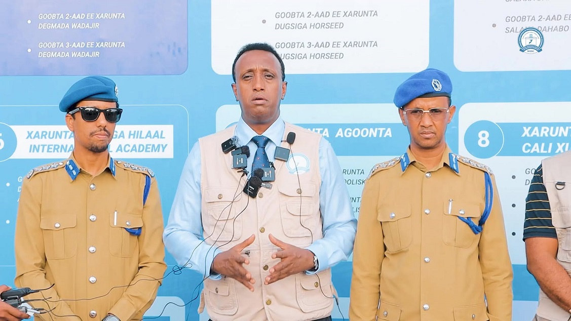 Gudoomiyaha Guddiga Doorashooyinka iyo Taliyeyaasha Booliska.jpg